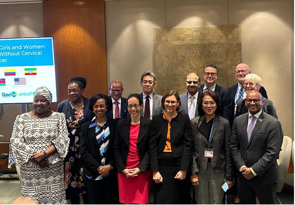 13 people posing for a photo in the cervical cancer side event