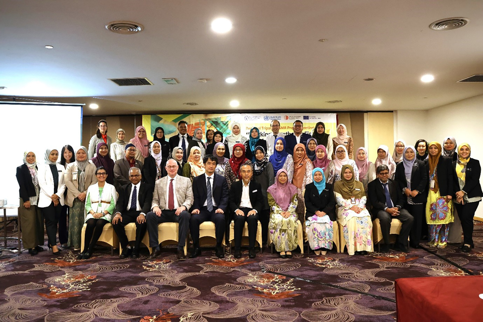 Group photo during the Regional Tripartite AMR Project meeting in Putrajaya.