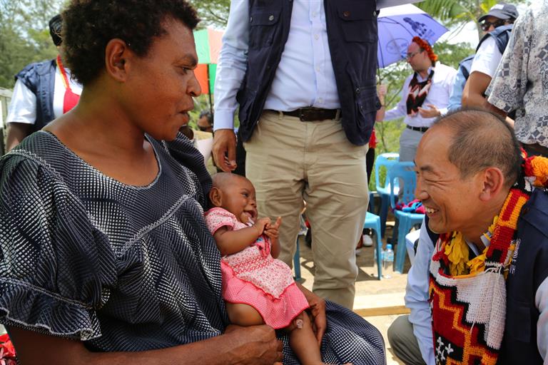 #06 RD chats with mama and baby at Lufa, Eastern Highlands